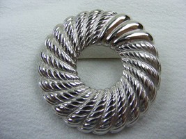 Vintage Costume Jewelry Monet Silvertone Round Wreath Pin - $553.18 MXN