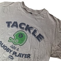 TACKLE Like a Rugby Player Mens Med Graphic Tee Gray Sports Shirt Helmet... - €13,05 EUR