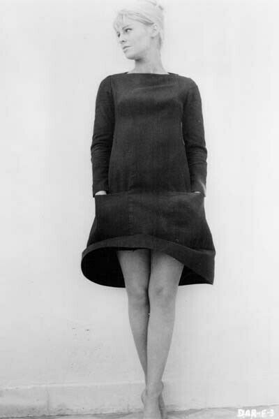 Julie Christie poses barefoot in black dress 1965 Darling 4x6 inch real ... - $4.75