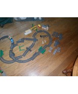 Thomas the Train 45 pc.29 Dark Gray Track Mattel Gullane,2 cars,building... - $635.44 MXN
