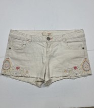 No Boundaries Ivory Floral Embroidered Cut Off Shorts Women 13 (Measure ... - $11.59