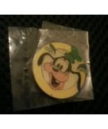 Round Disney`s Goofy Pin - $89.35 MXN