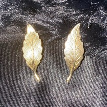 Vintage 1” 20k gold plated leaf charm clip on earrings - £15.50 GBP