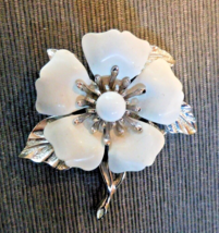 SARAH COVENTY Vintage BOOK PIECE Summer Magic White Flower Brooch 1950/6... - £27.61 GBP