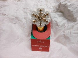 Hallmark &quot;Gold Tone Snowflake White Backdrop&quot; Bottle Stopper USED - $162.55 MXN