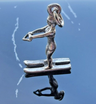 VINTAGE 925 STERLING SILVER SCULPTURED SKILLING WOMAN SPORTS CHARM PENDANT - $577.54 MXN