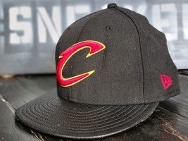 New Era Cleveland Cavaliers Black/Leather Bill Fitted Hat Men 7 3/8 - £14.78 GBP