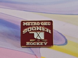 Oklahoma University Sooners &quot;Metro OKC Sooner Hockey&quot; Lapel Pin Collectible, 1&#39;&#39; - £8.05 GBP