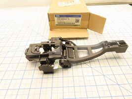 Ford CM5Z-5826685-K Exterior Door Handle Mount Bracket Base Front LH - €34,34 EUR