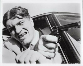 Richard Kiel as Jaws leans out of car points gun Spy Who Loved Me 8x10 photo - £9.49 GBP