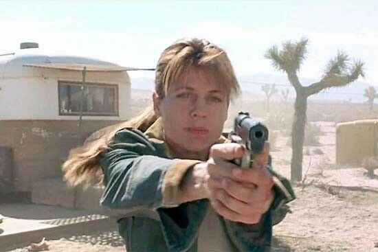 Linda Hamilton Sarah Connor arms outstretched holding gun Terminator 2 4... - $4.75