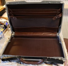 Vintage Samsonite slimline brown briefcase 18 by 14 by 3 inches No Key - £55.91 GBP