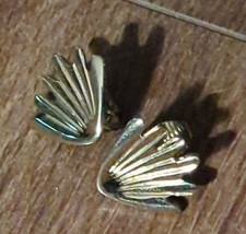 Vintage Womens Gold Tone Clam Shell Clip On Earrings Grass 60&#39;s? Seaweed Small - £11.07 GBP