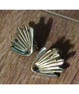 Vintage Womens Gold Tone Clam Shell Clip On Earrings Grass 60&#39;s? Seaweed... - £10.94 GBP