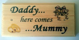  Daddy.. Here Comes Mummy Plaque / Sign / Gift - Wedding Kids Marriage Groom 452 - £8.92 GBP