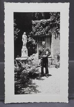 Vintage Nero e Bianco Fotografia 1940&#39;s Soldier IN Giardino W/Vergine Maria - - £31.11 GBP