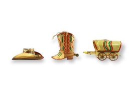 Vintage Christmas Ornaments Western Metal Boot, Covered Chuck Wagon &amp; Cowboy Hat - £22.30 GBP