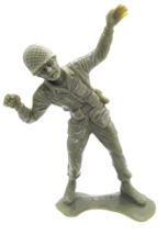 Plastic Army Man Figure Throwing Hand Grenade - Vintage 5 1/2&quot; Tall - £7.98 GBP
