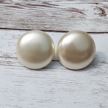 Vintage Trifari Clip On Earrings 7/8&quot; Faux Pearl Cream - £11.66 GBP