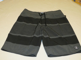 Men&#39;s Volcom Mod Tech A0811510 CHR charcoa stripes board shorts surf swim NWT 30 - £30.48 GBP
