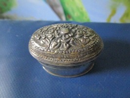 Antique Tibet Silver Box Floral decoration 32 Grams 1.75&quot; x 1&quot; - £43.36 GBP