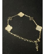 Gold Toned With Mother Of Pearl Clover Bracelet - $411.87 MXN