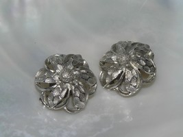 Vintage Hammered Silvertone Dome Flower Clip Earrings – 0.75 inches  in diameter - £7.63 GBP