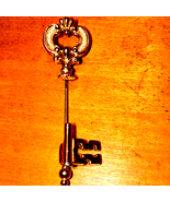 Avon Vintage Skeleton Key Stick pin - $406.32 MXN