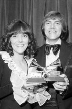 The Carpenters Portrait Grammy Award 1971 11x17 Mini Poster - £10.21 GBP