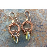 Handmade copper earrings: woven hoops with amber glass twisted dagger beads - €29,95 EUR