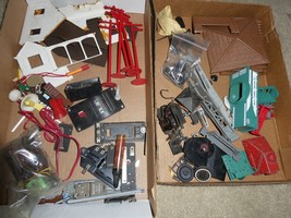 Large Lot of Vintage HO O S Scale Car and Building Parts Pieces and More - £27.45 GBP