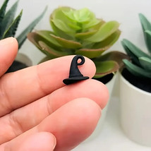 Dollhouse Miniature Metal Witch Hat 2 Pieces - $63.22 MXN