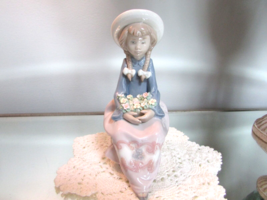 Lladro 5554 Pretty and Prim Figurine Girl Sitting with Flowers 1988 Spain 6.5&quot; - £78.34 GBP