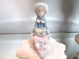 Lladro 5554 Pretty and Prim Figurine Girl Sitting with Flowers 1988 Spain 6.5&quot; - £78.82 GBP