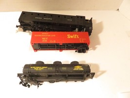 HO TRAINS- VINTAGE THREE CARS FOR PARTS ETC- SWIFT/DOW/PLOW- W79 - $70.20 MXN