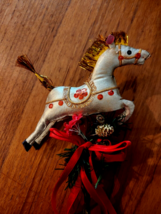 VINTAGE HOLIDAY CHRISTMAS GOLD FABRIC HORSE LONG PICK 4 PLANTS, ETC. 19&quot; - $18.82 CAD