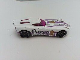 1/64 Scale BDD03 - Queen - Hot Wheels Car White Purple - $104.71 MXN