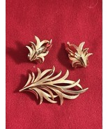 Vtg Crown Trifari Goldtone Textured Brooch Pin &amp; Clip On Earrings Set J367 - $726.01 MXN