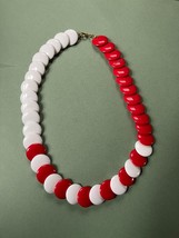 Vintage Red &amp; White Lucite Plastic Overlapping Disk Bead Necklace – 16 inches in - £13.31 GBP