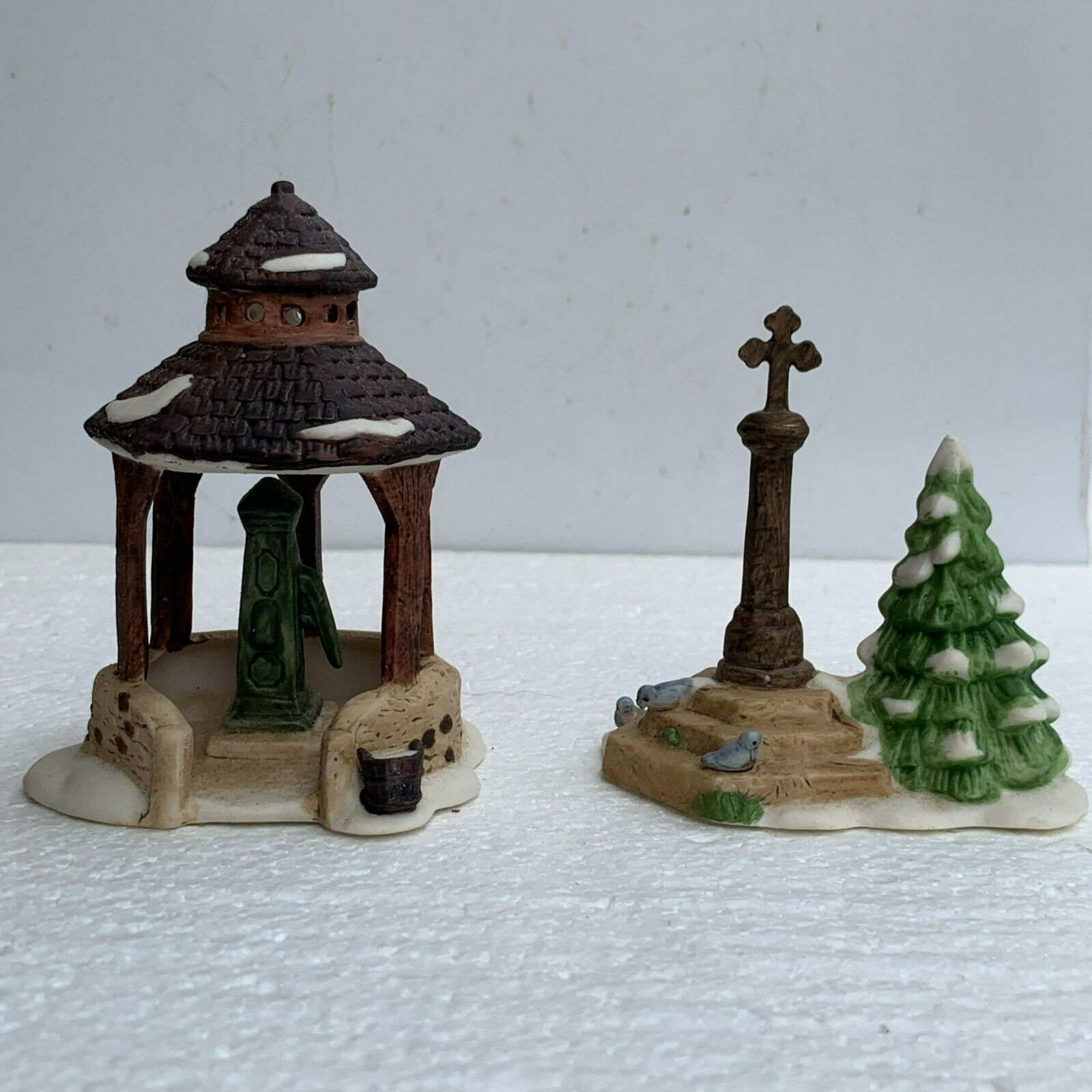 Dept 56 Village Well and Holy Cross Dickens Village Christmas Accessory - 1987 - £23.46 GBP