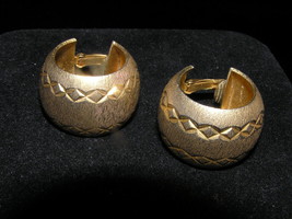 Vintage CHUNKY Stumpy Diamond Etched Brushed Goldtone Hoop Clip Earrings – - £5.36 GBP