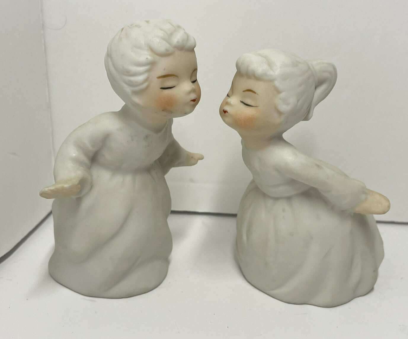 Kissing small vintage boy and girl figurines figures Lefton? both wearing white - $11.30