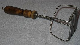 Antique Kitchen Wood Handle Twisted Wire Potato Masher - £6.29 GBP