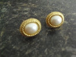 Vintage Richelieu Marked Gold and Faux Pearl Clip Earrings 1/2&quot; Wide - £15.00 GBP