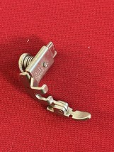 SINGER Simanco 161166 Adjustable Zipper Foot S26 - $135.81 MXN