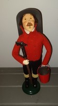 Byers Choice  THE CAROLERS The FIREFIGHTER with Red Bucket 13&quot; Tall - $1,210.77 MXN