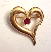 VTG Avon Heart Pin 1.25&quot; Gold Plated Red Crystal Rhinestone Faux Ruby BROOCH - £7.86 GBP