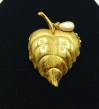 Avon Signed &quot;Rapture&quot; Leaf Shaped Perfume Hinged Brooch Gold Tone Faux P... - £7.75 GBP
