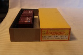 HO Scale Accurail, 40&#39; Box Car, Union Pacific, Tuscan Red, #126411 - 341... - £23.46 GBP