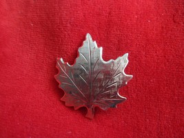 Vintage Metal Small Gold Tone Maple Leaf Pin - £5.34 GBP